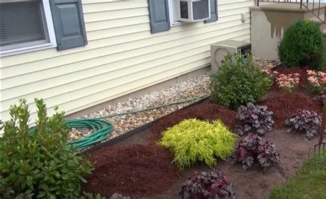 Red Mulch Landscaping Ideas - GardenProfy