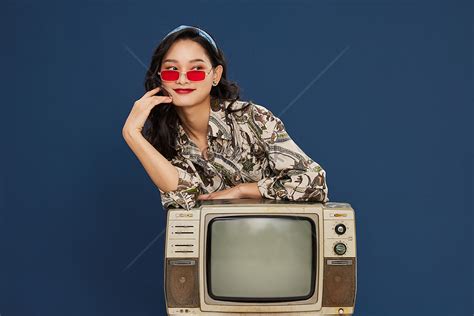 Retro Hong Kong Style Beauty Wearing Sunglasses Picture And Hd Photos Free Download On Lovepik