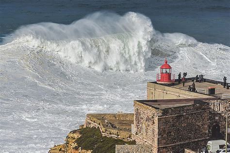 Image: Praia do Norte, Nazaré, Portugal (33830450815)