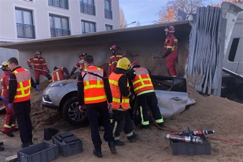 Verneuil Sur Seine Le Camion Benne Se Couche Sur Une Voiture Un