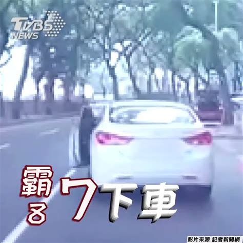 煞氣呢 狂叭逆向攔車 狠男遇巡邏警秒龜縮逃｜tvbs新聞｜擠看看shorts Youtube