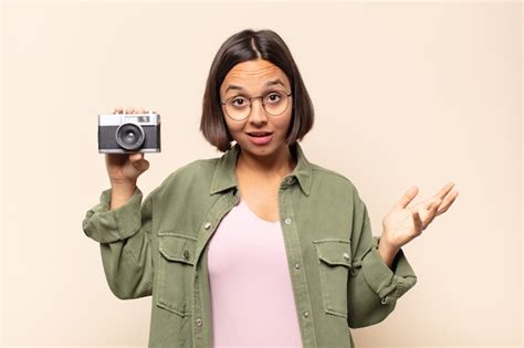 Mujer Latina Joven Que Se Siente Feliz Sorprendida Y Alegre Sonriendo