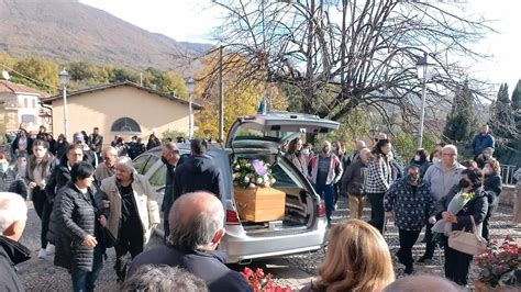 Palloncini Bianchi Applausi E Lacrime Per L Addio A Sabrina Foto