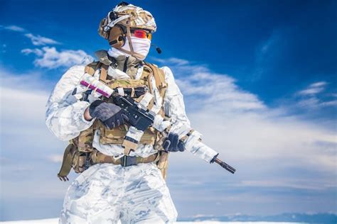 Militar Del Ej Rcito Con Camuflaje De Invierno En Alg N Lugar Del