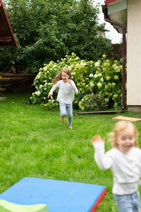 niños viajan desde el tobogán infantil las hermanas juegan juntas en