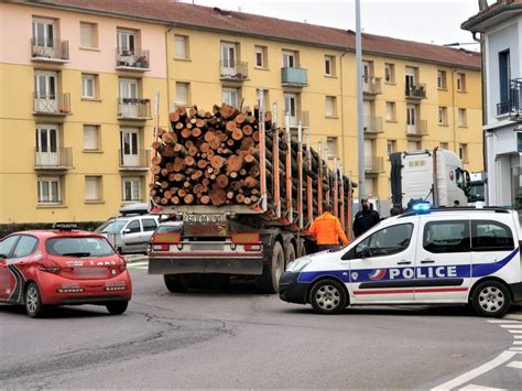 Verdun La Remorque Du Grumier Se D Tache Dans Un Rond Point