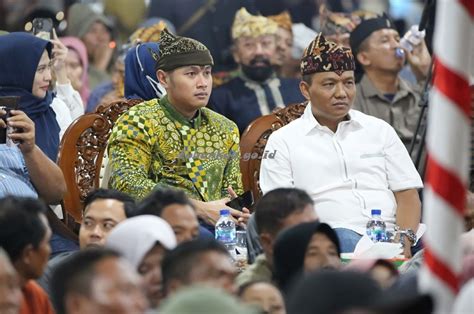 Berbaur Dengan Warga Bupati Dan Kapolres Tuban Nonton Bareng Wayang