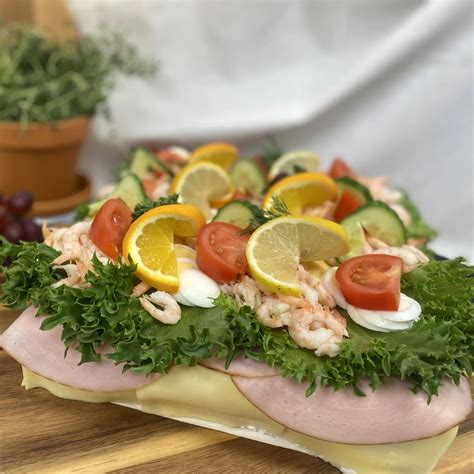 Smörgåstårta Tonfisk Och Skagen Catering Ica Maxi Mora