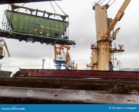 Bahnauto Der Beweglichen Fracht Im Hafen Durch Einen Hafenkran