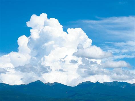 「わた雲・入道雲」〜夏の空に湧きやすい｜雲から知る山の天気（4）／登山力レベルアップ講座 山と溪谷オンライン