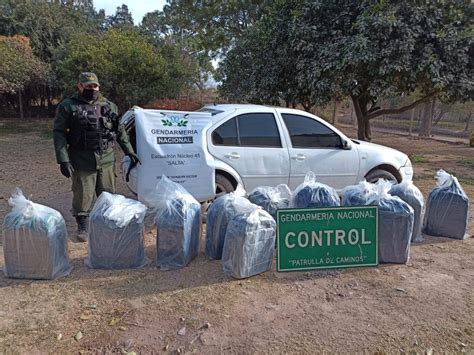 Decomisan 243 kilos de hoja de coca ocultos en un automóvil Argentina