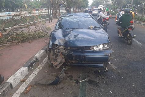 Hindari Motor Mobil Sedan Tabrak Trotoar Dan Lampu Jalan Di Bekasi