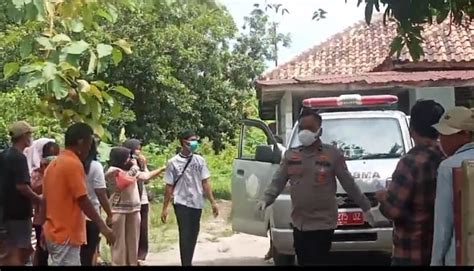 Geger Mayat Seorang Ibu Ditemukan Sudah Membusuk Di Dalam Rumah Depan