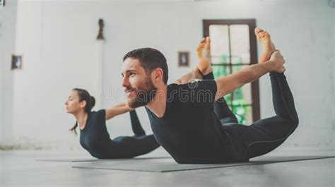 Concepto De La Clase Del Ejercicio De Pr Ctica De La Yoga Dos Personas