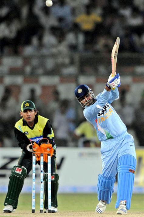 Suresh Raina applauds Virender Sehwag | ESPNcricinfo.com