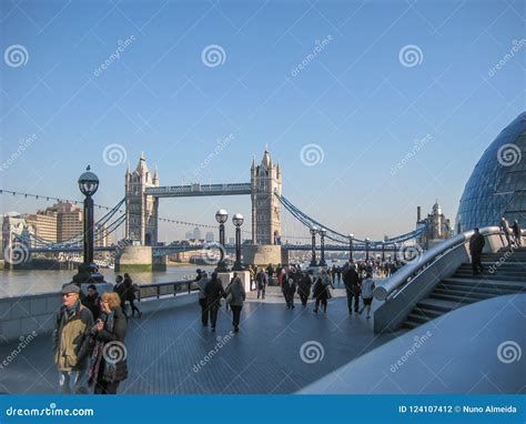 Rio Tamisa Em Londres Central A Ponte Da Torre Da Rainha No Fundo