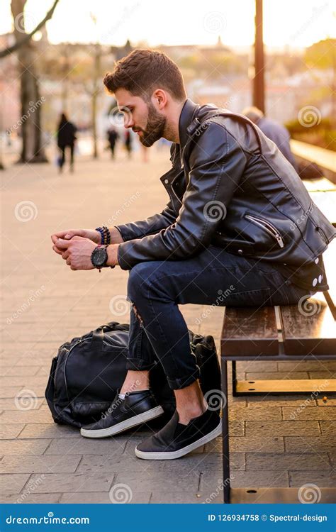 把人坐的年轻人换下场 库存照片 图片 包括有 暂挂 细分 有吸引力的 晒裂 电池 成人 人员 126934758