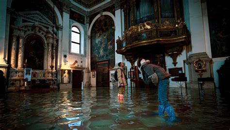 Photographer Documents Venice's Worst Floods in More Than 50 Years | Fstoppers