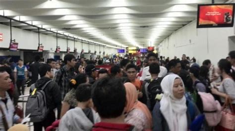 Delay Parah Lion Air Penumpang Menumpuk Di Bandara Jakarta