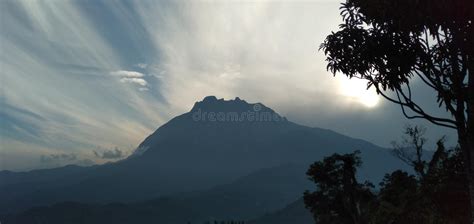 Monte Kinabalu Bajo El Viento Imagen De Archivo Imagen De Montaje