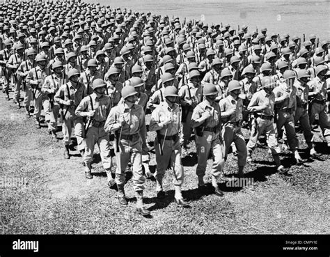 Uniformes de personas marchando fotografías e imágenes de alta