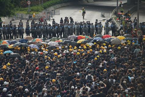 傳研究頒布戒嚴令 港府稱依現行機制處理遊行 芋傳媒 Taronews