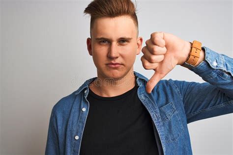 Joven Y Guapo Hombre Con Camiseta De Denim Parado Sobre Fondo Blanco