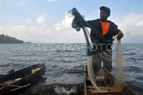 Nelayan Tradisional Di Danau Singkarak Antara Foto