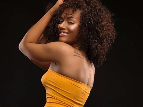 Hot Sexy Ari Safarii Bikini Pics