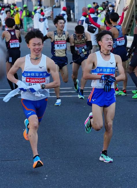 ＜第99回箱根駅伝・往路 鶴見中継所＞2区・藤本（左）にたすきをつなぐ日体大1区・山崎（右）（撮影・木村 揚輔） ― スポニチ