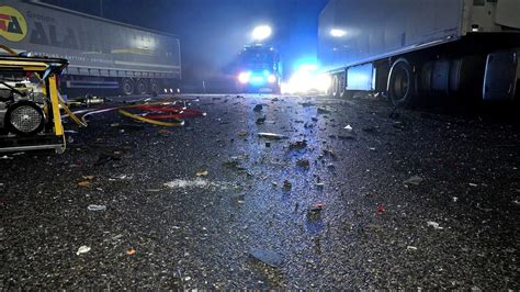 Unf Lle Auto Prallt Auf A Rastst Tte Gegen Lastwagen Zwei Tote