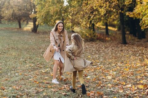 Heureuse M Re Et Sa Belle Fille S Amusent Et Se Prom Nent Dans Le Parc