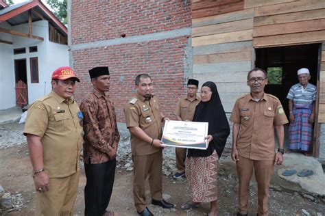 Pj Bupati Aceh Besar Serahkan Bantuan Kepada Orang Korban Bencana