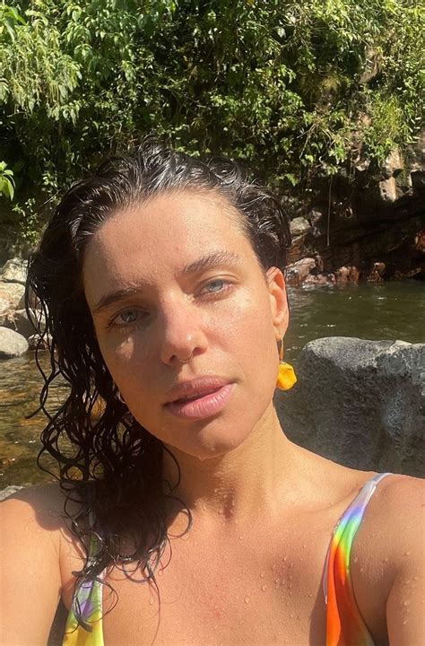 Bruna Linzmeyer celebra banho de cachoeira no sul do País