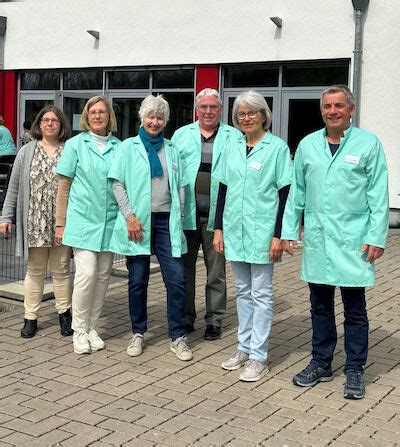 Klinikum Hann M Nden Bildet Gruppe Von Gr Nen Damen Und Herren