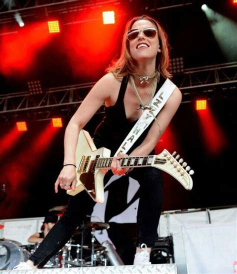 Pin By Gams On Lzzy Hale Lzzy Hale Female Guitarist Halestorm