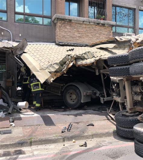 快訊樹林大貨車撞進民宅！駕駛乘客受傷送醫 屋主嚇呆奇蹟「毫髮無傷」 中天新聞網