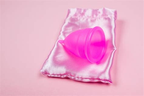 Copo Menstrual E Bolsa Em Fundo Rosa Isolado O Conceito De Per Odos