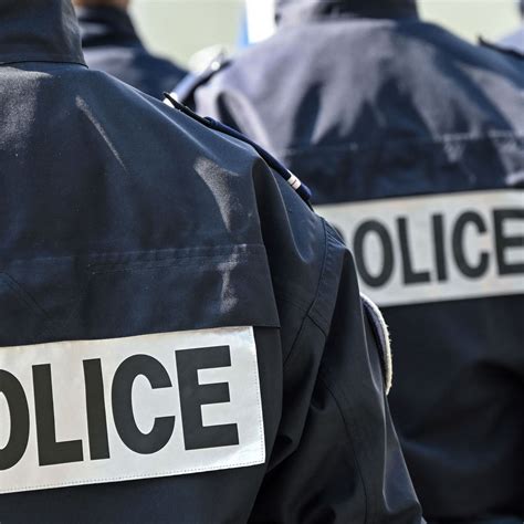 Une Femme En état De Démence Blesse Un Policier Au Couteau Avant Dêtre