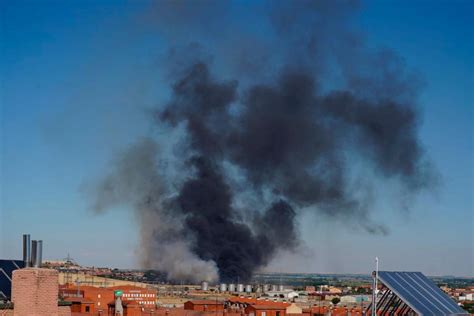 Alarma por un incendio en la calle Jesús Arambarri con densas columnas