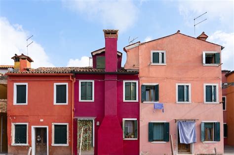 Coloridos Edificios En La Isla De Burano En Venecia Italia Foto Premium