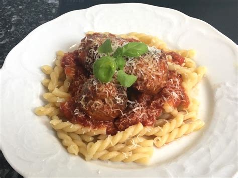 Pasta Mit Fleischb Llchen In Tomatensauce Rezept Kochbar De