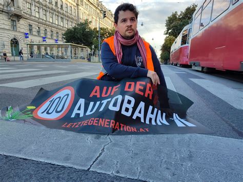 Protest in Wien Festgeklebte Klimaaktivisten blockieren Ringstraße