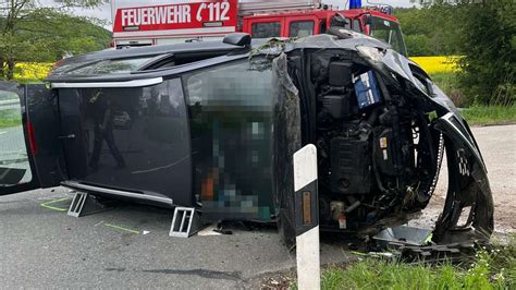 Auto überschlägt sich Ersthelfer unterstützen bei Befreiung des