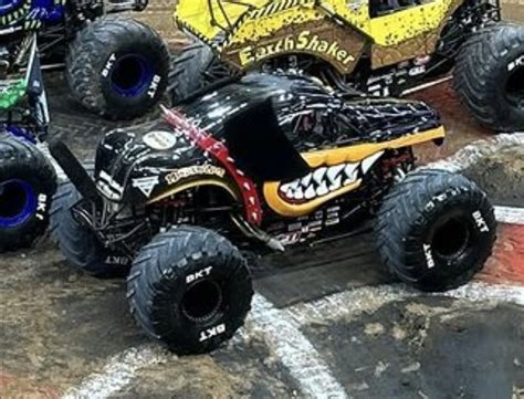 Monster Mutt Rottweiler (Team Throttle Monster) | Monster Trucks Wiki ...