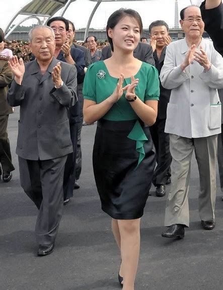 金正恩夫人李雪主50天后再亮相 与金正恩看演出 组图 青岛新闻网