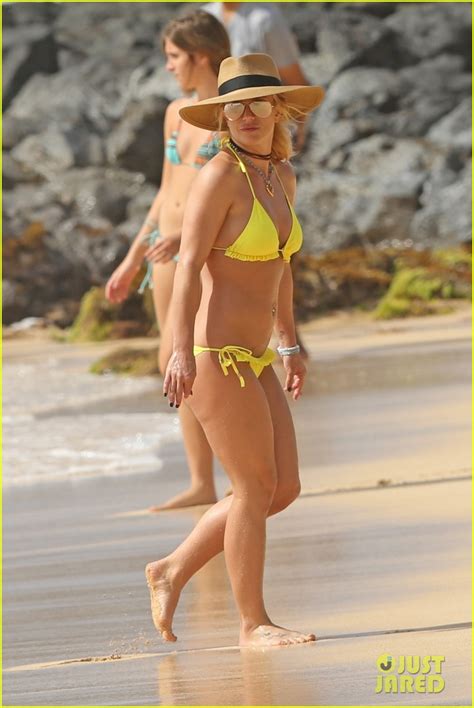 Britney Spears Hits The Beach In Hawaii In A Yellow Bikini Photo