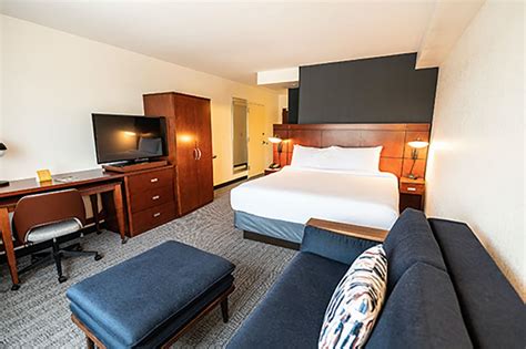 Courtyard Marriott at Springfield - Springfield Country Club On-Site Amenities