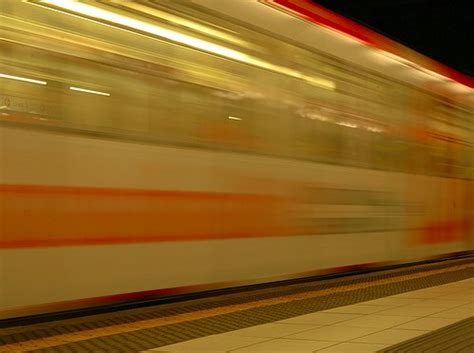 Metropolitana Rossa Ferma Milano Buonarroti Linea Bloccata Per Malore