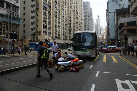 筲箕灣老婦捱旅巴撞頭破血流送院命危 警拘司機涉危駕 星島日報